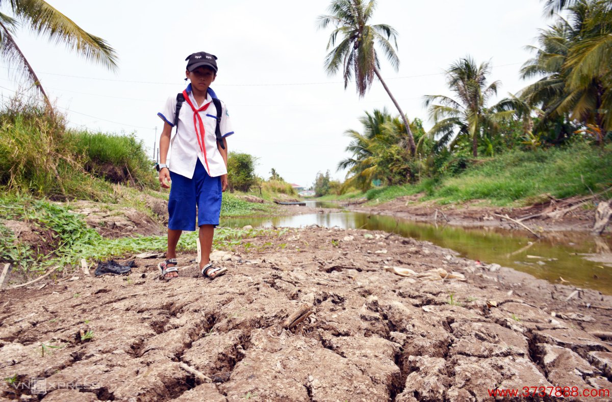 Khô hạn kéo dài khiến dòng kênh Rạch Ráng ở thị trấn Trần Văn Thời， Cà Mau， cạn trơ đáy， tháng 3/2024. Ảnh: Chúc Ly