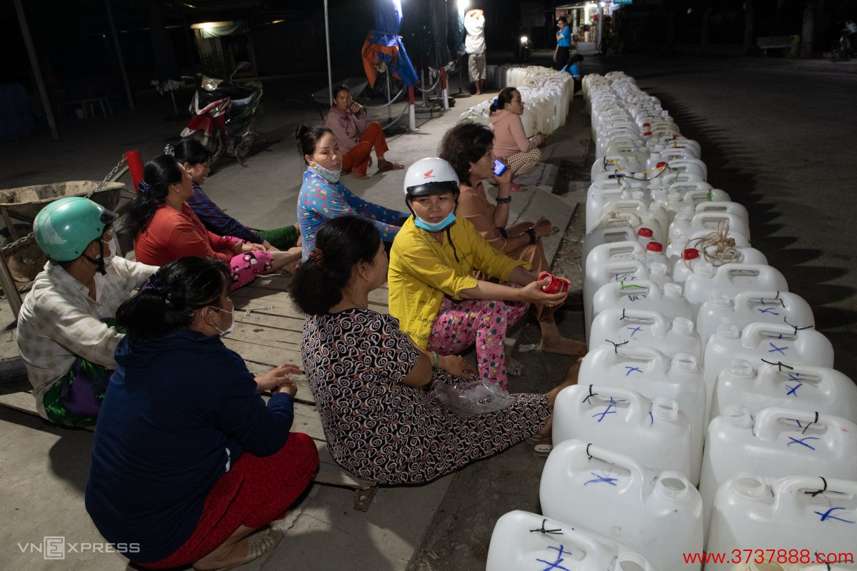 Người dân xã Tân Phước， huyện Gò Công Đông， Tiền Giang， thức suốt suốt đêm chờ lấy nước từ thiện trong mùa khô hạn kéo dài， tháng 4/2024. Ảnh: Thanh Tùng